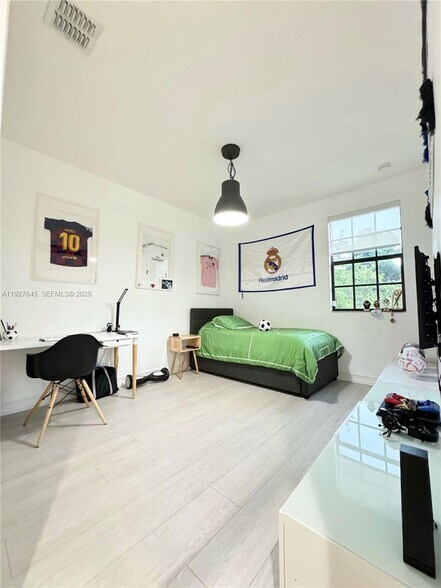 Building Photo - 13017 Riverwalk Cir S