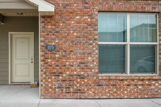 Building Photo - 1405 Bass Ave
