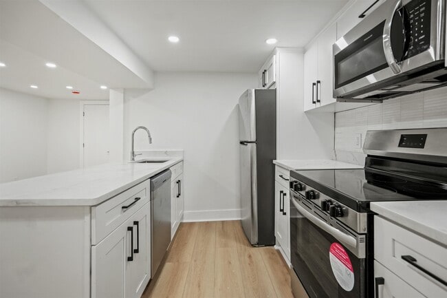 Building Photo - 31 W 46th St