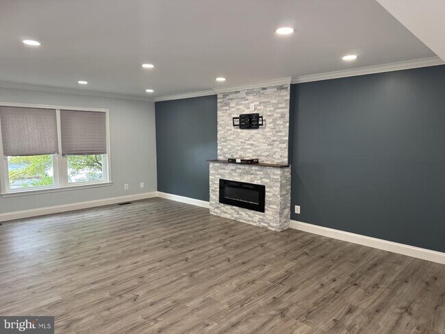 Building Photo - 813 Chesney Ln