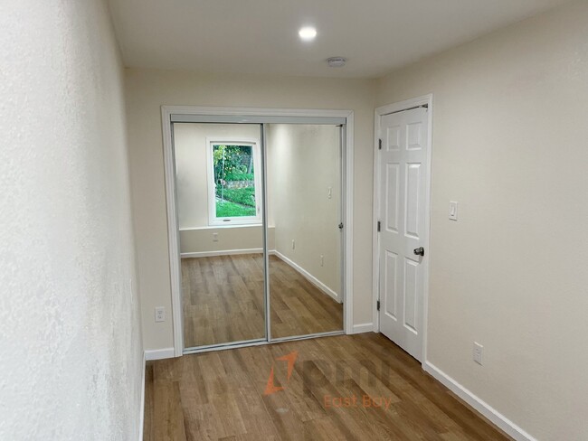 Building Photo - Captivating 3 Bd / 1 Ba Apartment with Stu...