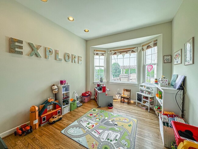 Building Photo - Fantastic 4 Bed 2.5 Bath Single Family Hom...