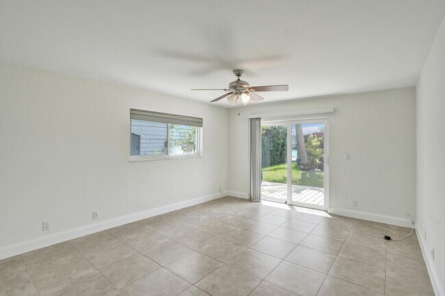 Building Photo - 1717 N Riverside Dr