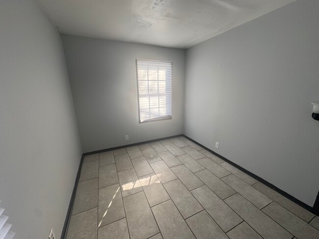 Building Photo - 905 Southmoor-