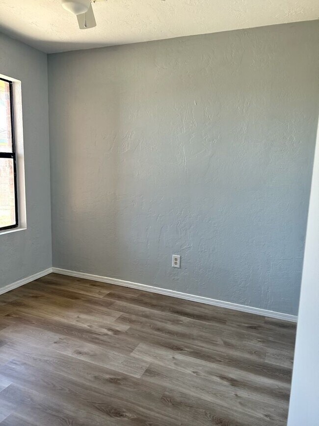 Building Photo - 4027 SW Sunflower Ln