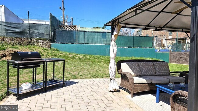 Building Photo - 2806 Ryerson Pl