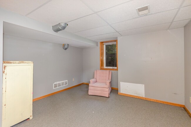 Building Photo - Half a Block Away from Macalester 4 bed 2 ...