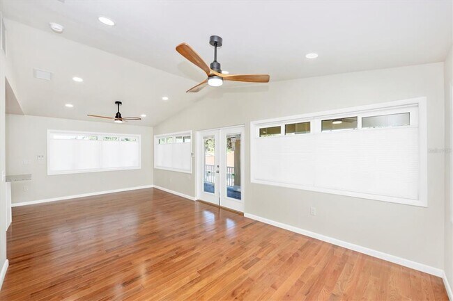 Building Photo - 907 Riviera St