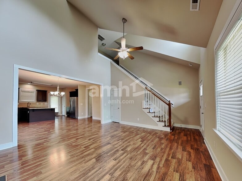 Building Photo - 407 Red Wood Rd