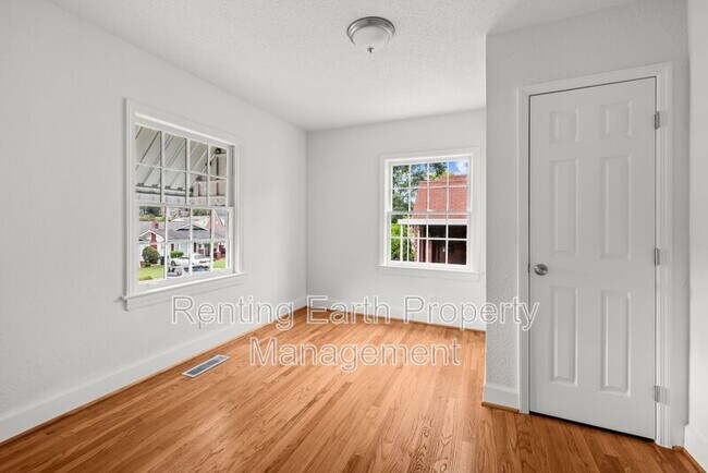 Building Photo - 905 7th St W