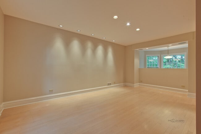 Building Photo - 427 N Sheridan Rd