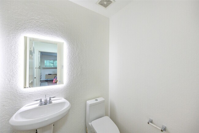 Building Photo - 11 E Sage Creek Pl