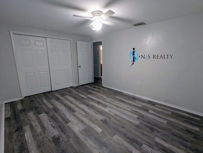 Building Photo - REDUCED!! NEW FLOORS, NEW PAINT INSIDE & OUT.. 2/1/1 with a bonus room! just minutes from downtow...