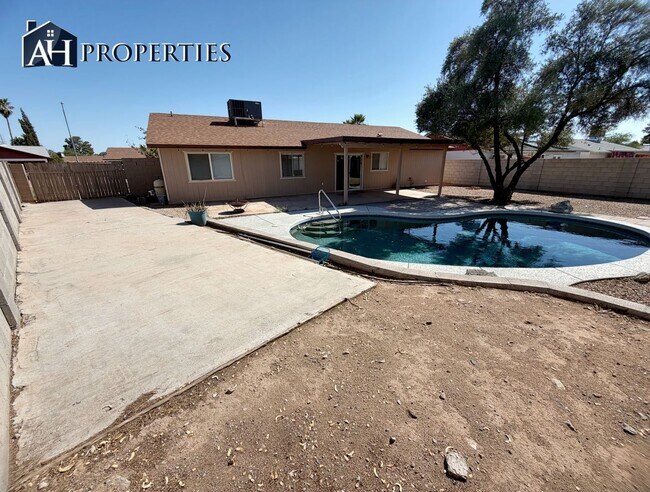 Building Photo - Pool, back yard concrete slab, and RV gate