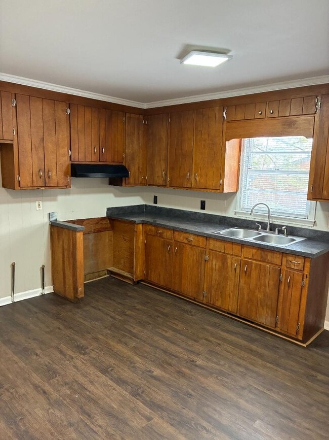 Building Photo - 803 Crawford St S