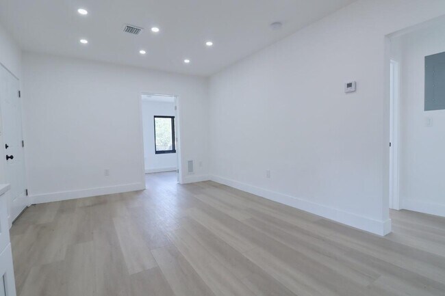 Building Photo - 3040 NW 13th Ave