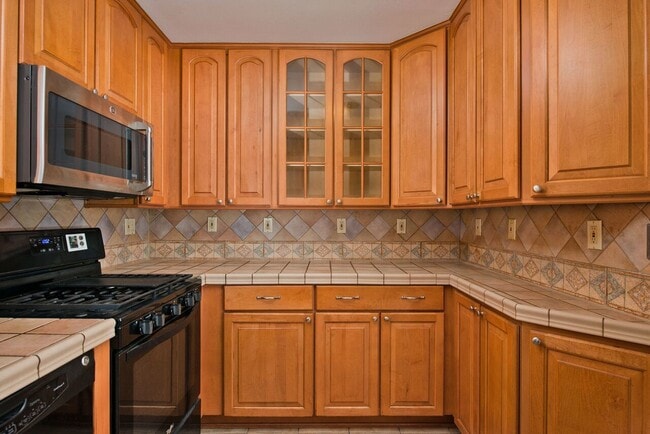 Building Photo - Briarcliffe Townhouse Updated Inside and Out