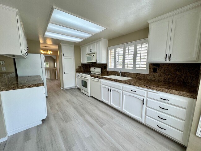 Building Photo - Large, end-unit townhome in the heart of Thousand Oaks