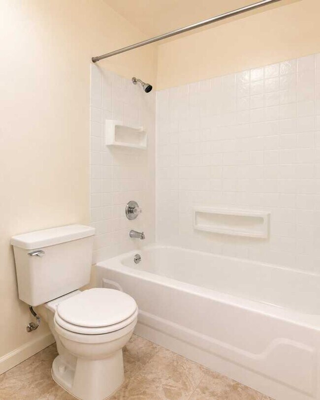 Building Photo - North Beacon Hill 1 Bedroom Apartment for Rent | Beacon Hill Light Rail Access, Balcony, Hardwood...