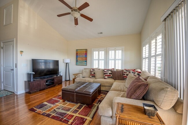 Building Photo - Loves Holiday @ 3279 Island Dr