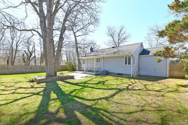 Building Photo - 110 Dix Hills Rd