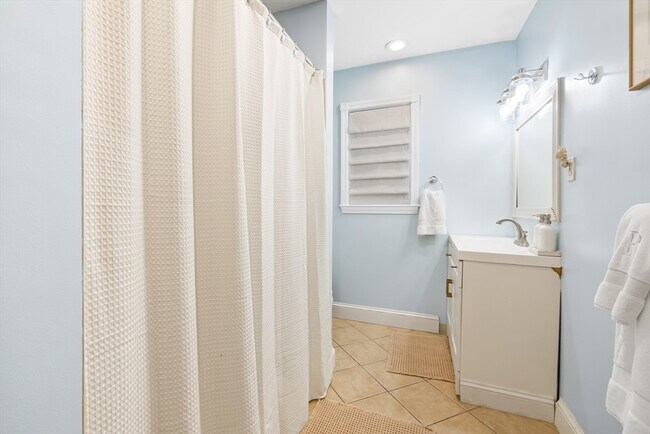 Building Photo - 171 H St