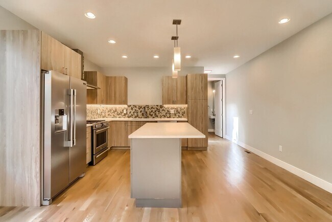 Building Photo - 3 bedroom Townhome + 2 Large Flex Spaces &...