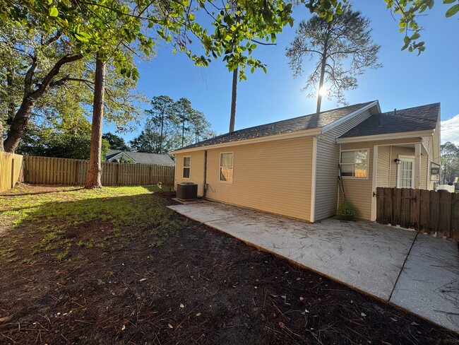 Building Photo - 3/2  fenced in yard!