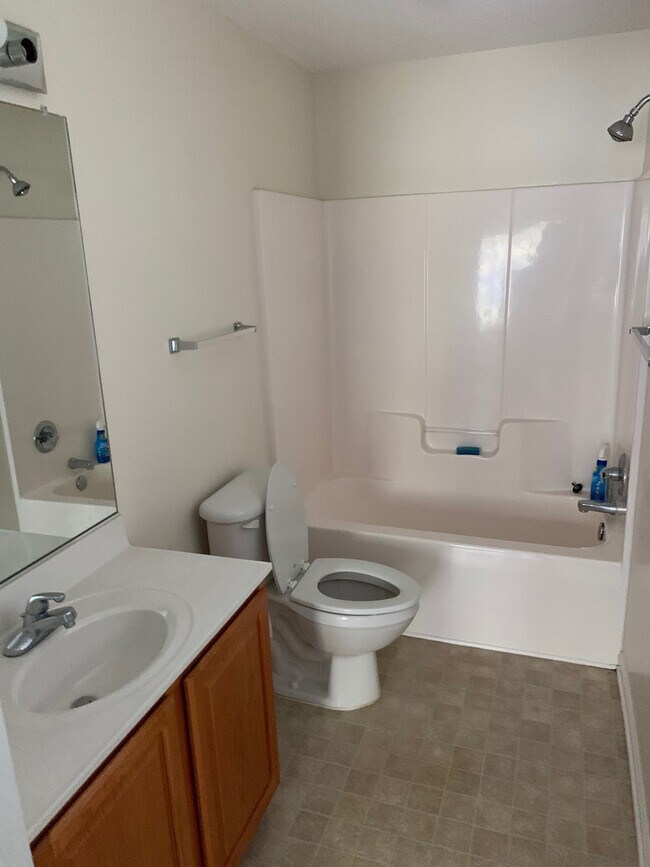 Building Photo - BEAUTIFUL 2 BED/ 2 BATH CONDO AVAILABLE NOW