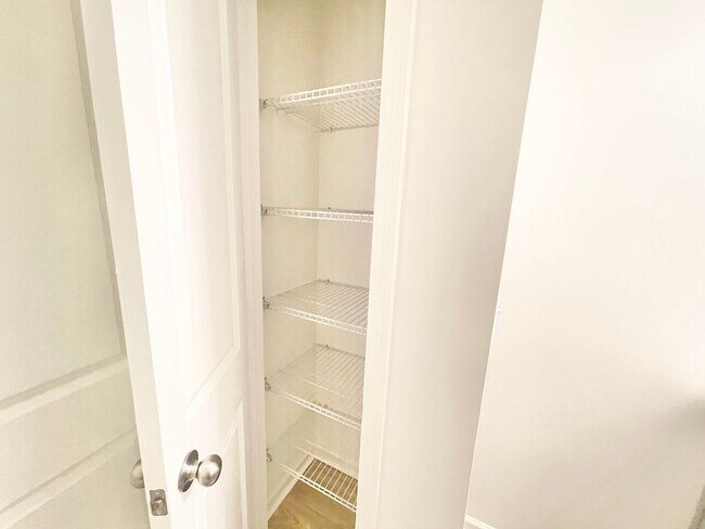 Building Photo - Paired Home 3br 2.5ba minutes from I-77 and I-40 Tour today!