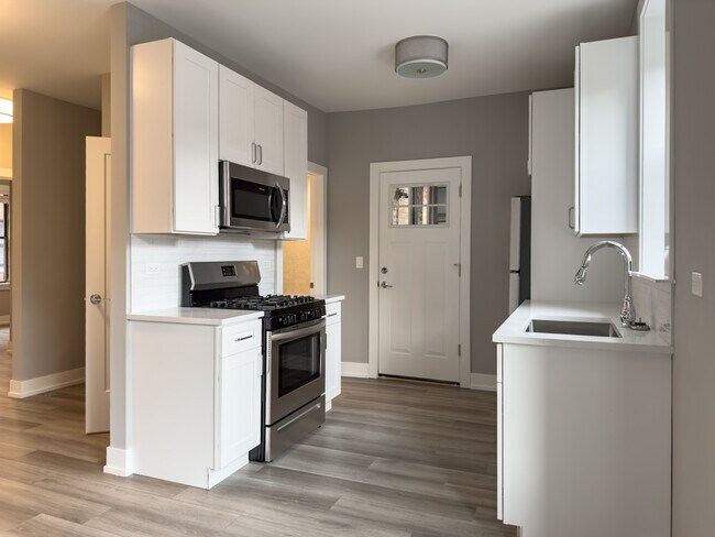 Building Photo - 3946 N Janssen Ave