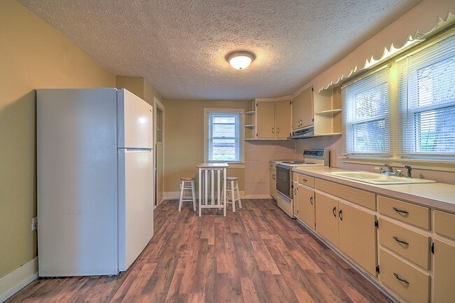 Building Photo - 1017 Fairview Ave