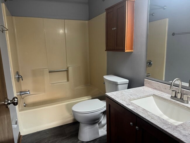 Building Photo - 211 Skyview Dr