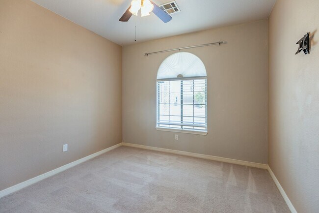 Building Photo - 3 bed 2 bath beautiful home!
