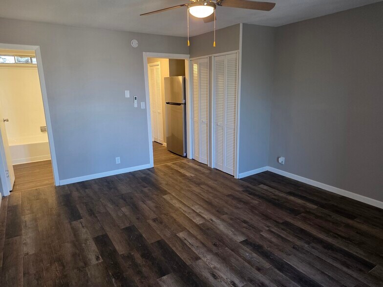 Building Photo - 734 N Country Acres Ave