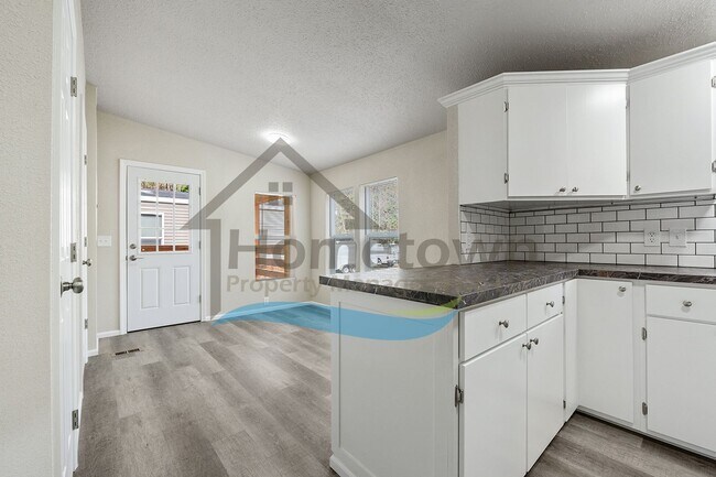 Building Photo - 3 Bedroom 2 Bathroom Home with Off-Street Parking Available in Sagle, Idaho!