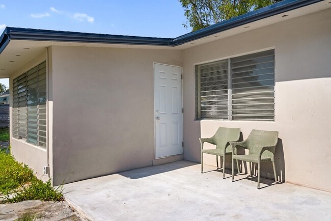 Building Photo - 20 NE 17th Ave