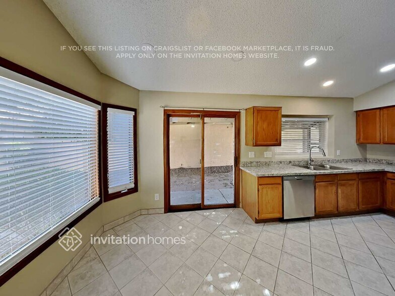 Building Photo - 1055 W Sunward Dr