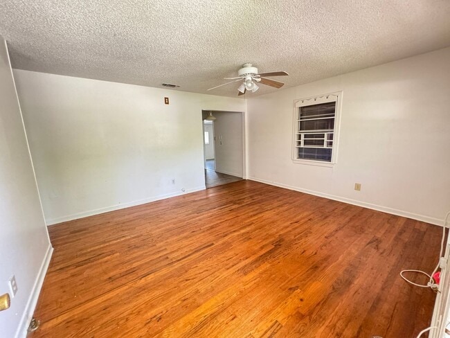 Building Photo - 212 W Robin Ln