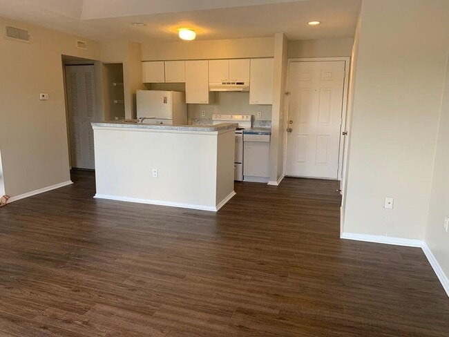 Building Photo - 4831 Via Palm Lakes