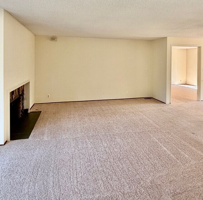 Building Photo - 4 Bed / 2.5 Bath Bellevue rambler $4,195/month