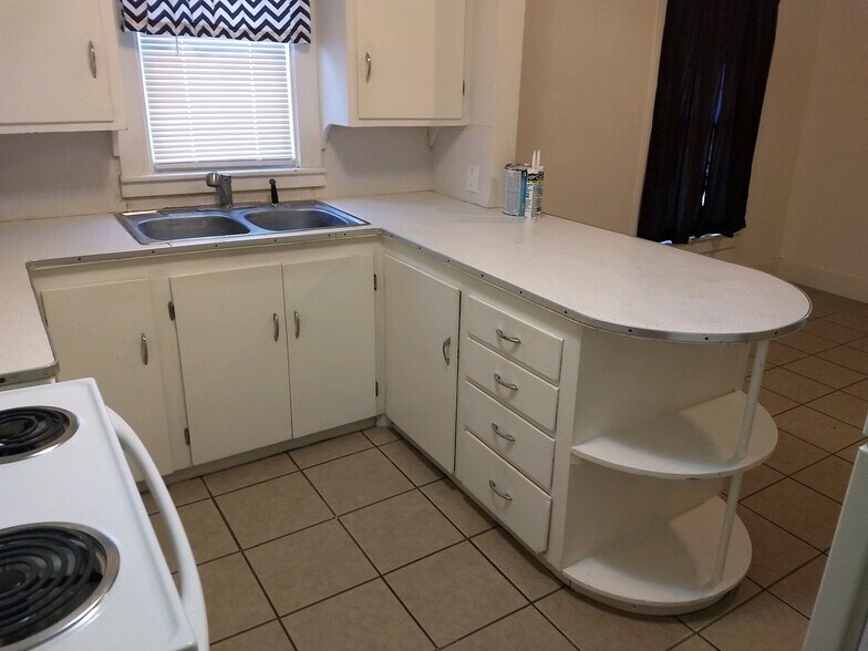 Building Photo - 605 S Purdy Ave