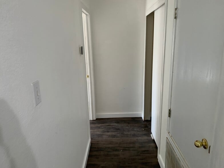 Building Photo - 1050 Brutus Dr