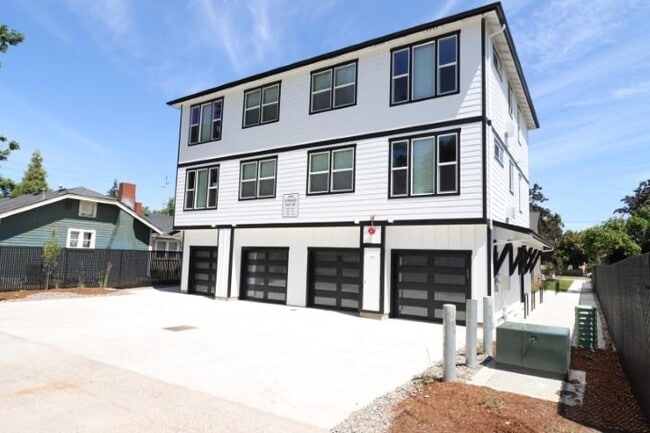 Building Photo - 465 16th St SE