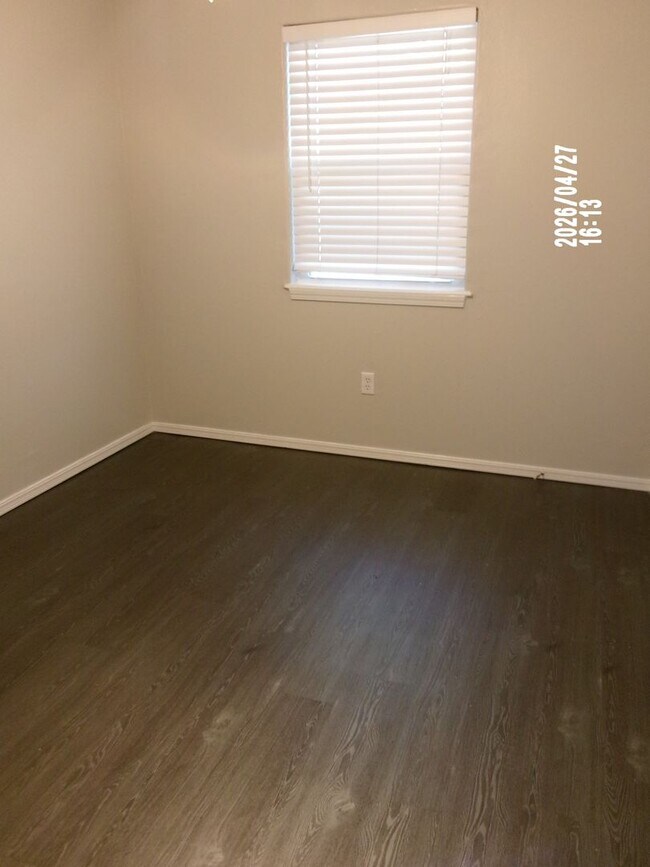 Building Photo - 106 N Elk Dr