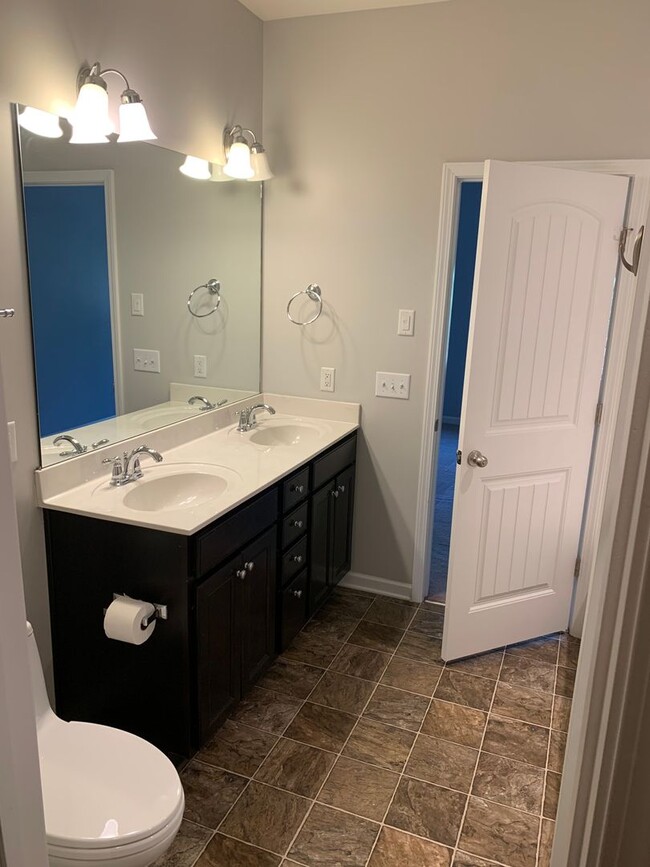 Building Photo - Traemoor Village Townhome