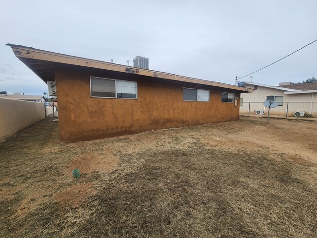 Building Photo - 3 Bedroom 1 bath