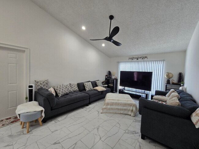 Building Photo - 1530 Royal Forest Ct