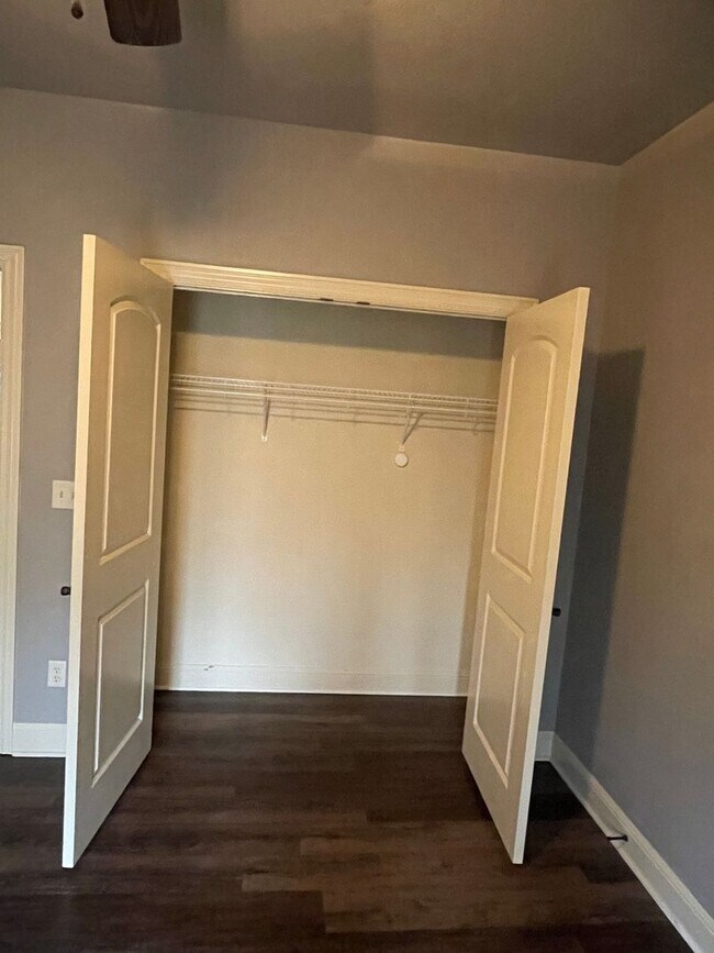 Building Photo - 3 Bedroom, 2 Full Bath, 2-car attached gar...