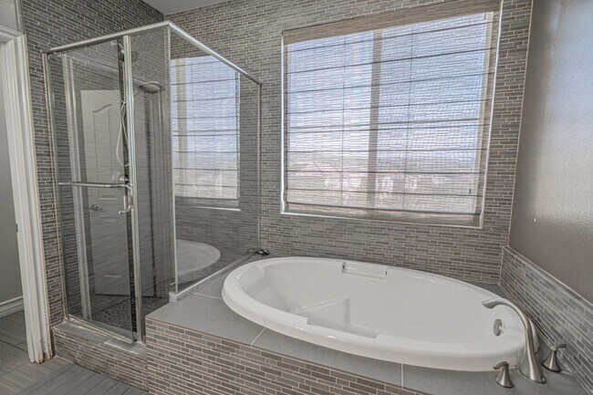 Building Photo - Beautiful 5-Bedroom Home with Outdoor Entertainer's Area in Valencia!